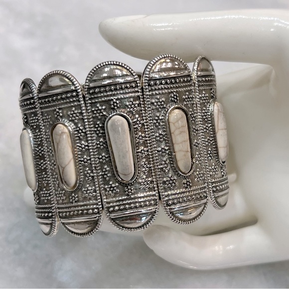 Jewelry - White Howlite Silvertone BOHO Stretch Bracelet